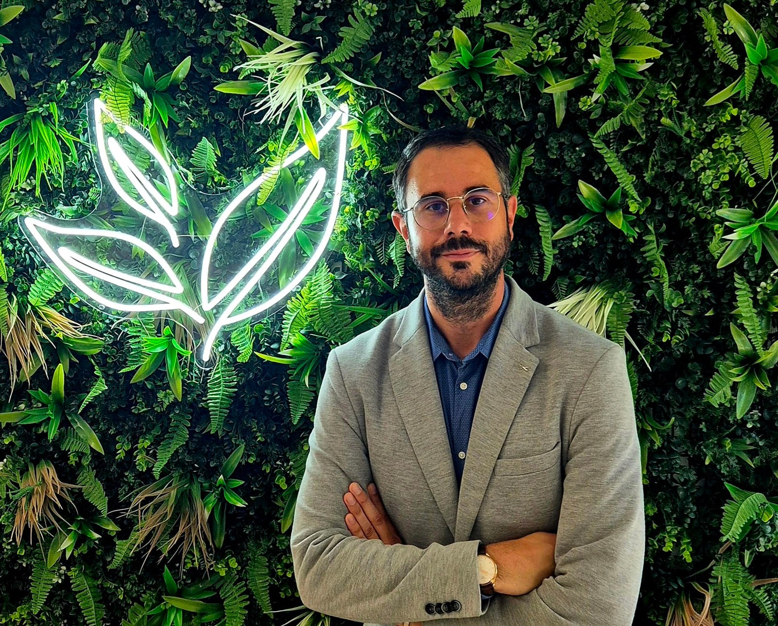 Portrait du responsable d’agence Vert Assur à Caen devant mur végétal