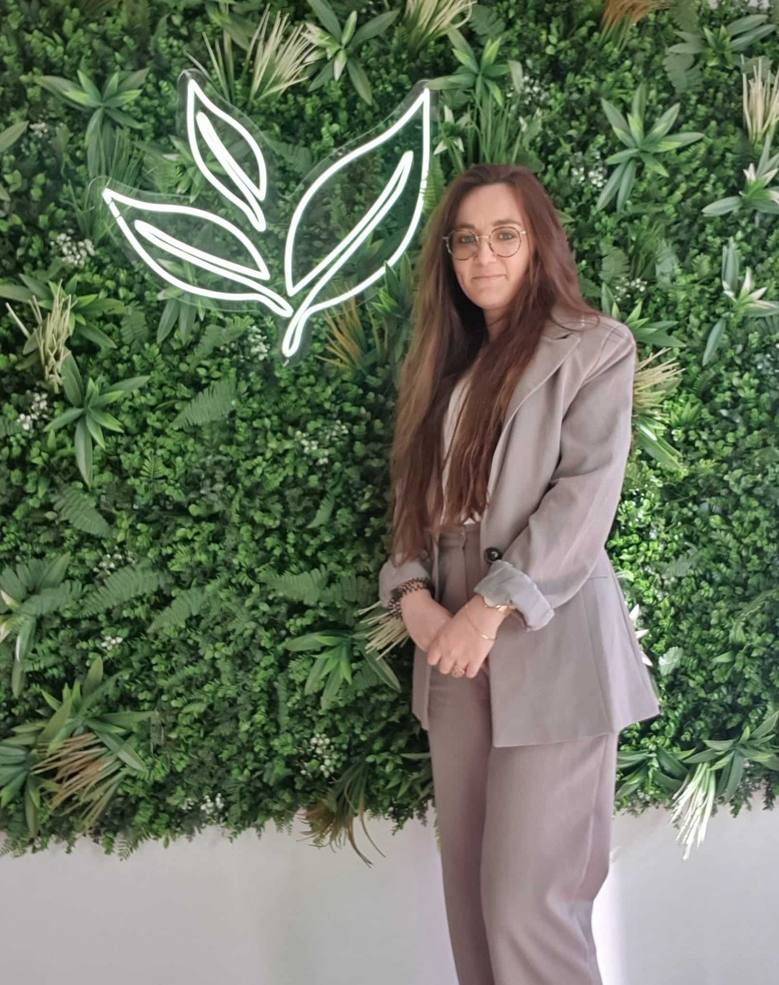 Responsable de l’agence Vert Assur devant mur végétal à caen