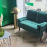 Salle d’attente moderne de l’agence Vert Assur à Caen