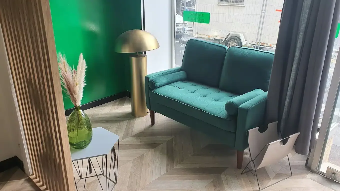 Salle d’attente moderne de l’agence Vert Assur à Caen