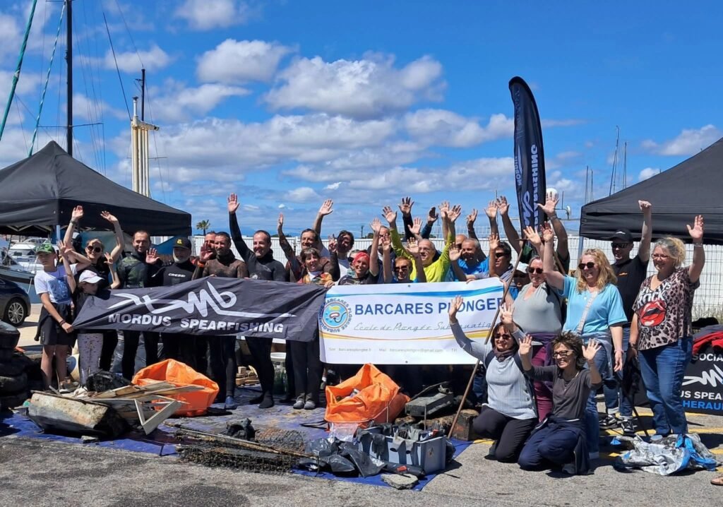 Nettoyage participatif du port à Sète